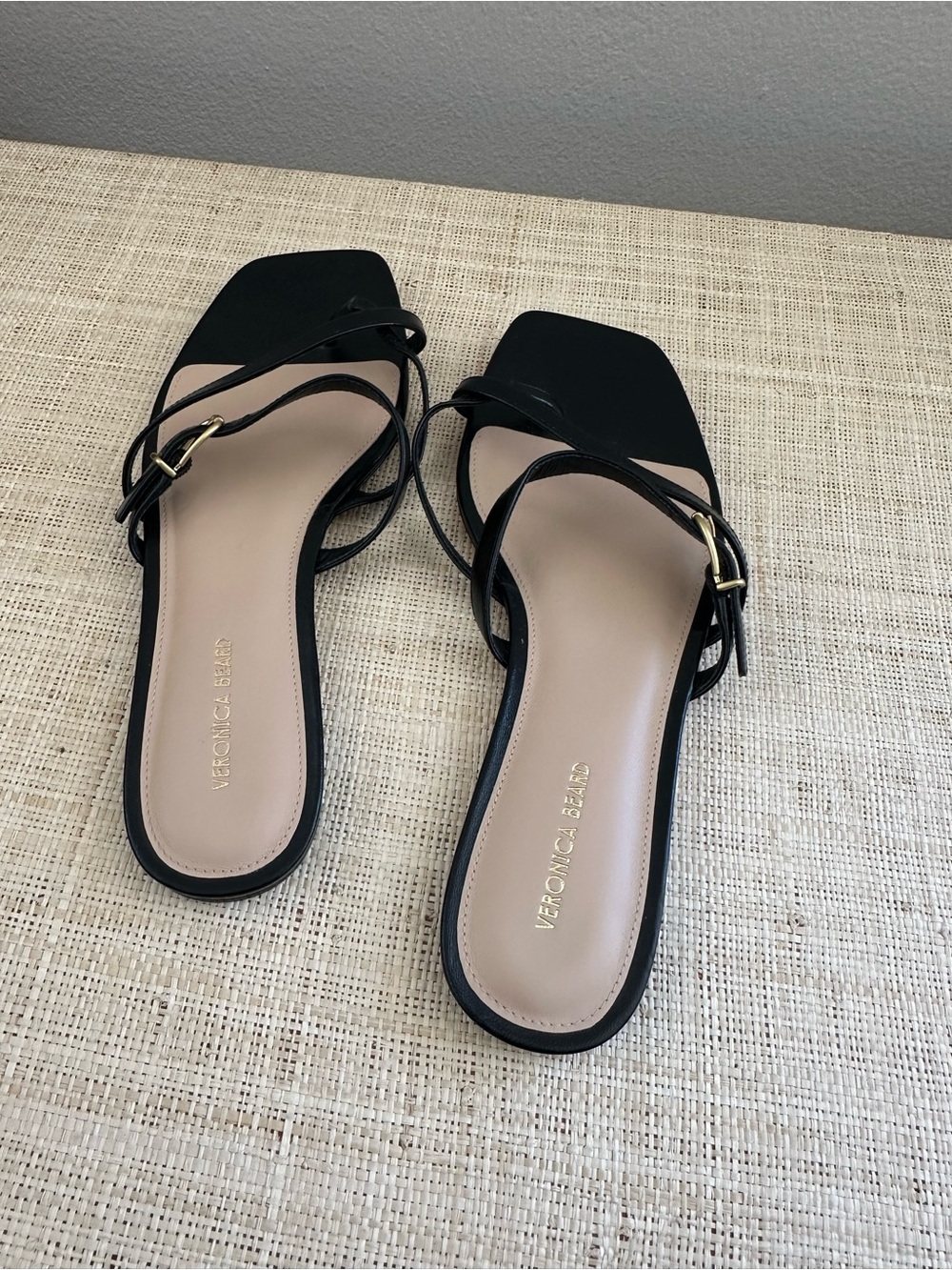 Veronica Beard Black Leather Slim Toe-Loop Sandals - Picture 3 of 4